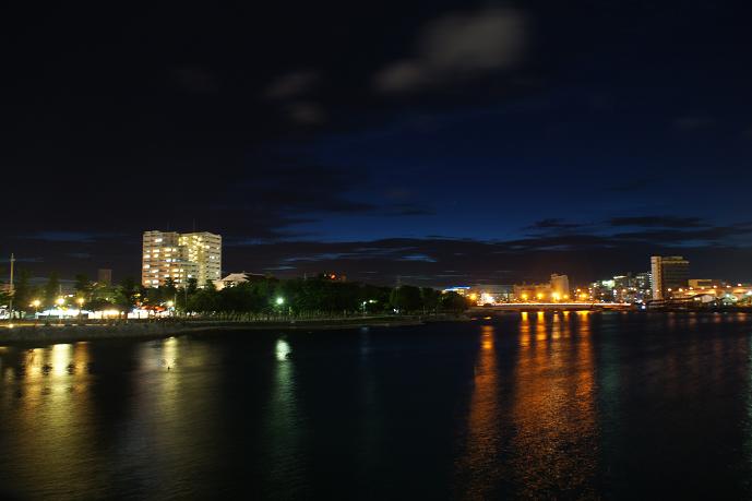 7月10日夜。コチラ橋の手すりにカメラを置いて長時間露光しました。