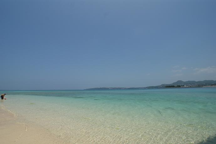 こちら、沖縄本島の本部近くにある、瀬底島のビーチです