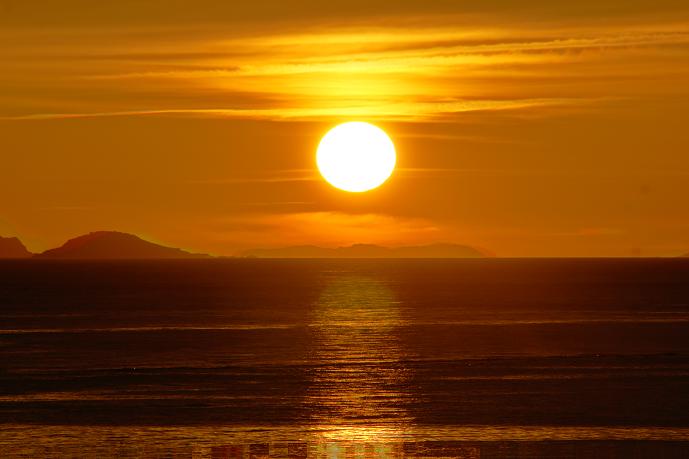 瀬長島から見た、慶良間諸島に沈む夕日です