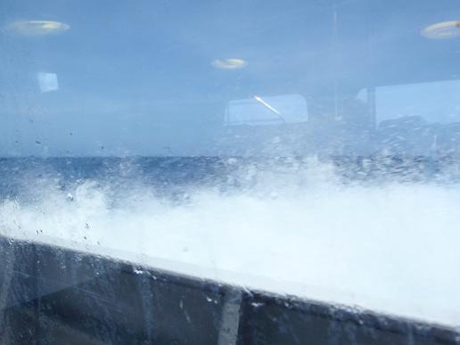 高速艇で時速50km位で飛ばすから、ちょっとした波でもむちゃくちゃ揺れるんですよね～